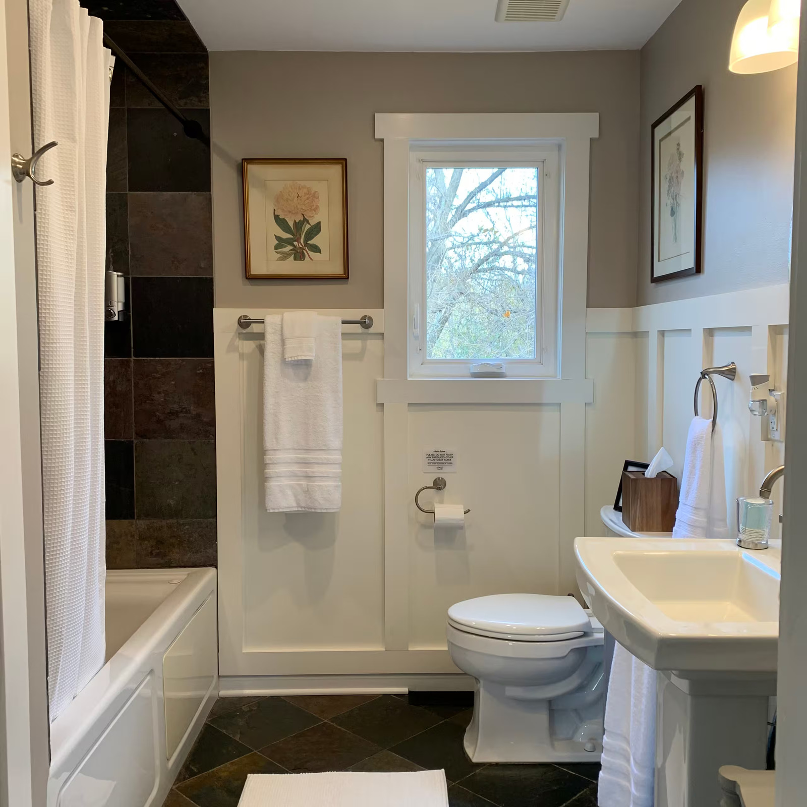 Full bathroom at Walnut Cottage